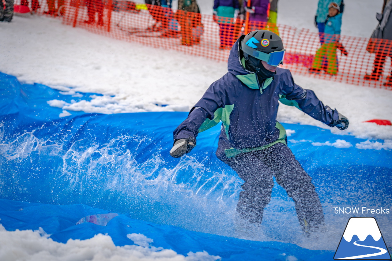 富良野スキー場｜季節は、まだ冬？それとも…？小雪が舞い、たくさんの雪が残る富良野スキー場で、春の恒例イベント『春スキー池渡り大会』開催(^^)/